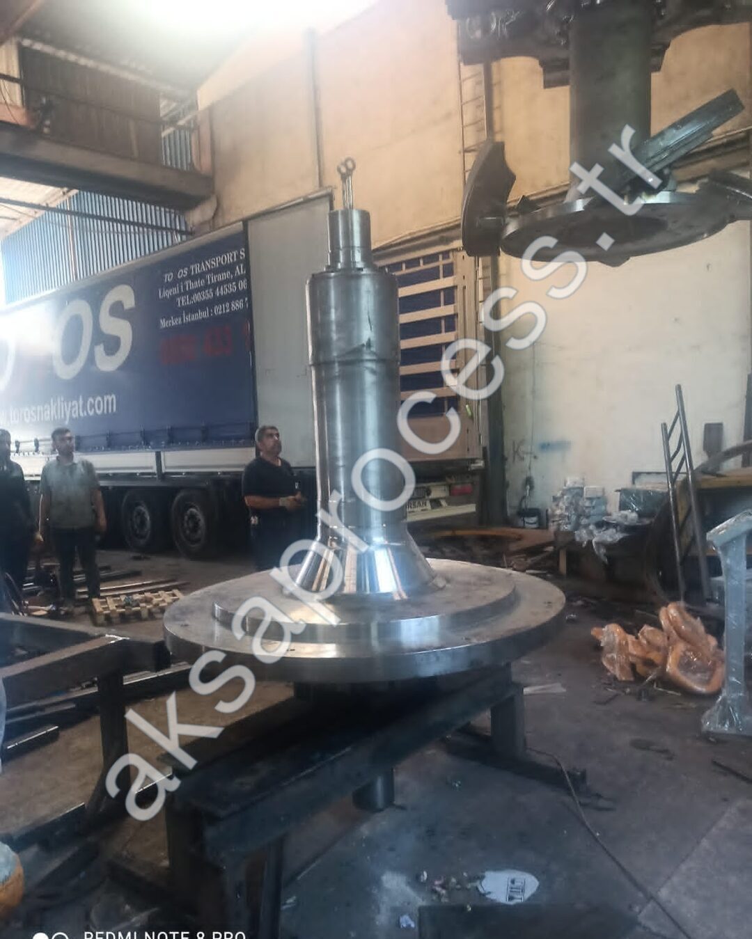 Rotor de clasificador terminado sobre su soporte en el taller, listo para el envío