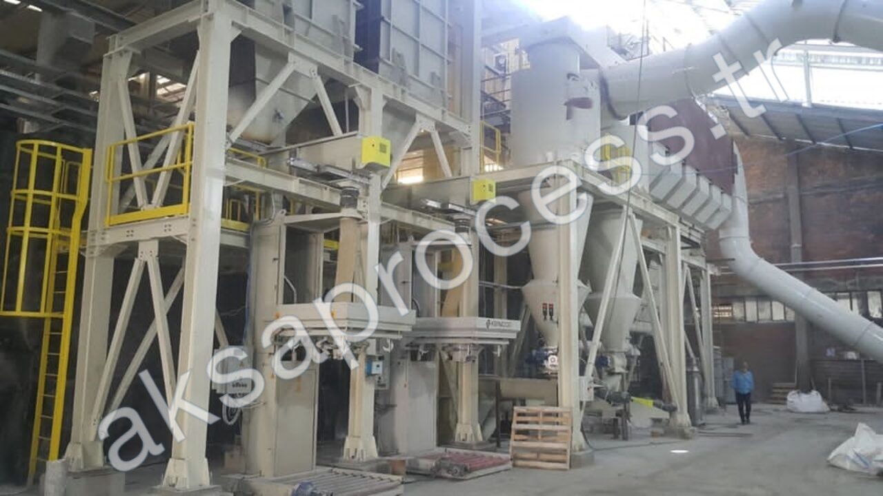 Estaciones de llenado de big bags bajo la estructura de acero de una planta de molienda y clasificación instalada